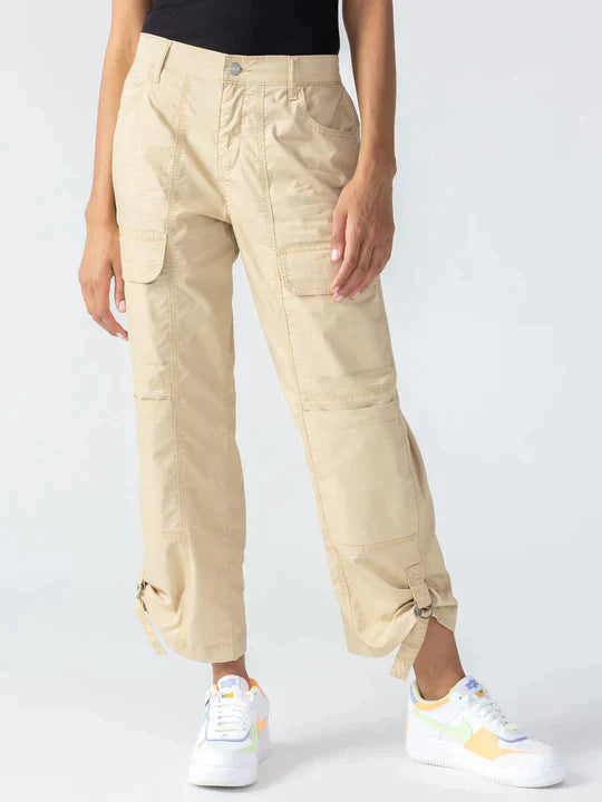 Cali Cargohose in echter Khakifarbe.